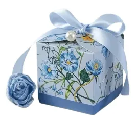 male-pudelko-prezentowe-w-kwiatami-i-wstazka-niebieskie