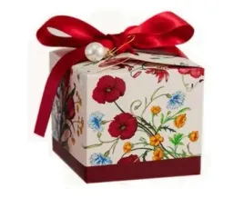 male-pudelko-prezentowe-w-kwiatami-i-wstazka-czerwone