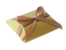 pudelko-prezentowe-poduszkowe-gladkie-zlote