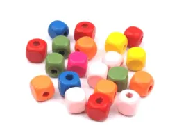 korale-drewniane-kostki-kolorowe-1-cm