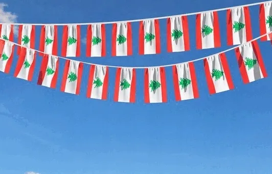 liban-girlanda-z-flagami-libanu