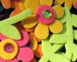 kwiatki-z-lodygami-i-krysztalkami-z-filcu-samoprzylepnego