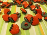 truskawki-guziki-scrapbooking-stan-nowy