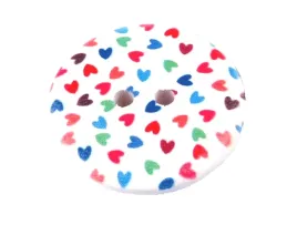 biale-drewniane-guziki-w-kolorowe-drobne-serduszka