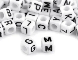 bialo-czarne-koraliki-literki-100-sztuk