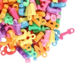 koraliki-plastikowe-literki-zawieszki-zylka