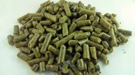 Susz z lucerny granulat lucernokulki dla koni królików drobiu 25kg