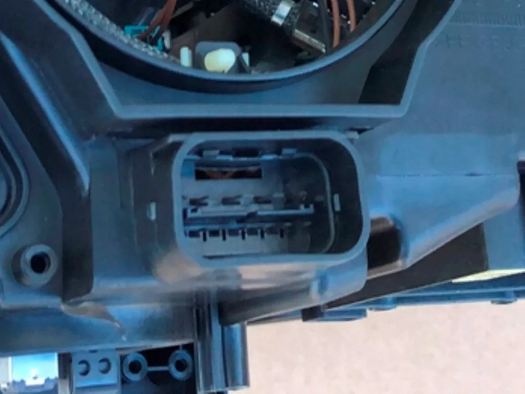 reflektory-ksenon-nieuzbrojone-lewy-prawy-przod-do-bmw-serii-x5-e70-lift-eu