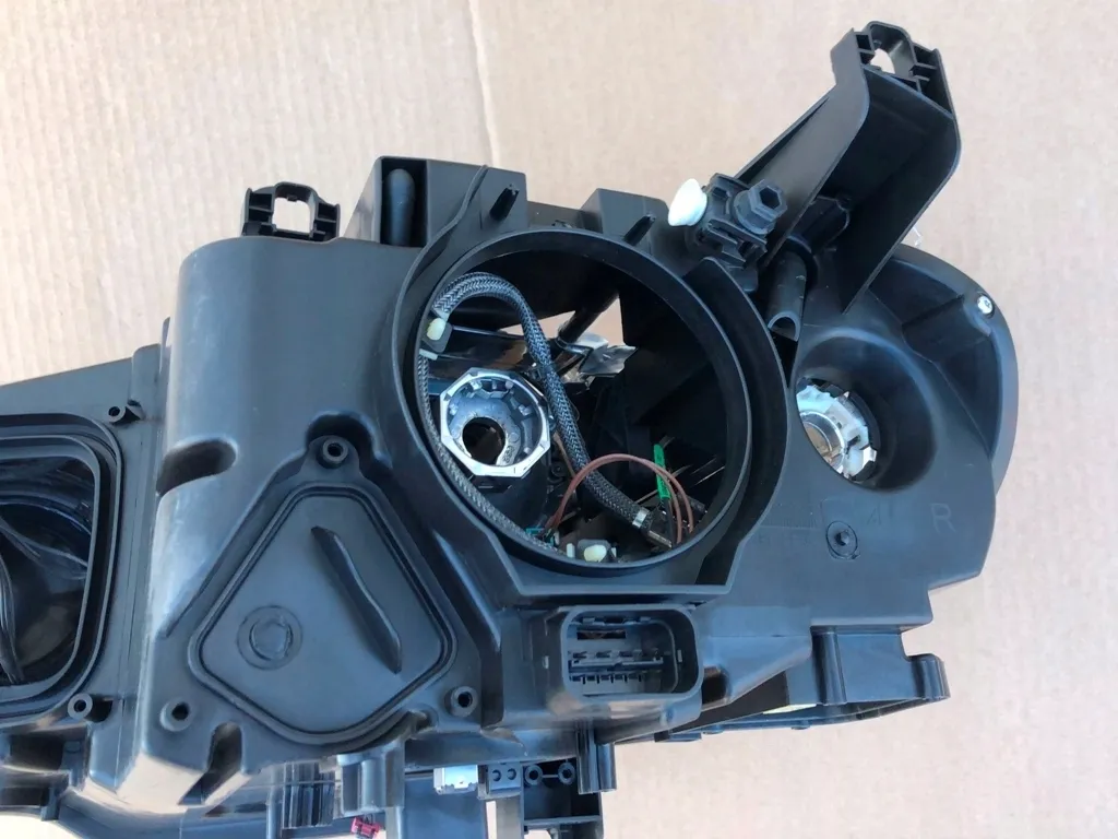 reflektory-ksenon-nieuzbrojone-lewy-prawy-przod-do-bmw-serii-x5-e70-lift-eu