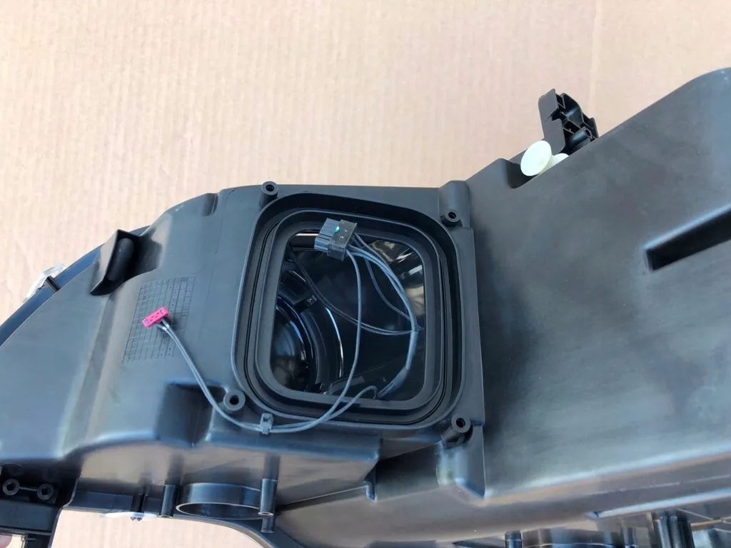 reflektory-ksenon-nieuzbrojone-lewy-prawy-przod-do-bmw-serii-x5-e70-lift-eu