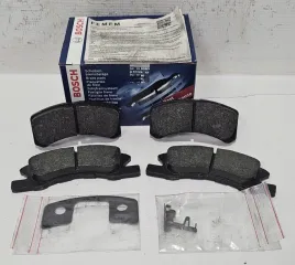 nowe-bosch-klocki-hamulcowe-przod-daihatsu-mitsubishi-0986494134