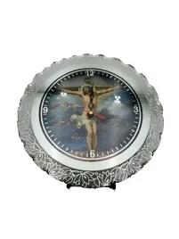 zegar-religijny-jezus-na-krzyzu-okragly-20-cm-stojacy-podswietlany