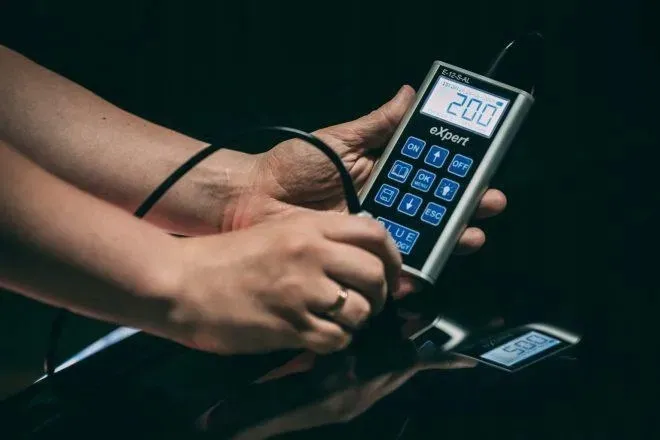 miernik-lakieru-e-12-s-al-stan-nowy-informacje-dodatkowe-automatyczne-wylaczanie-podswietlany-wyswietlacz-zalaczony-pokrowiec