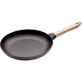 patelnia-zeliwna-z-drewnianym-uchwytem-28-cm-staub