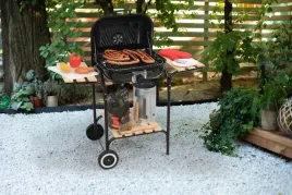 grill-ogrodowy-weglowy-przenosny-z-3-polkami-na-kolkach-pokrywa-bbq-40x45cm