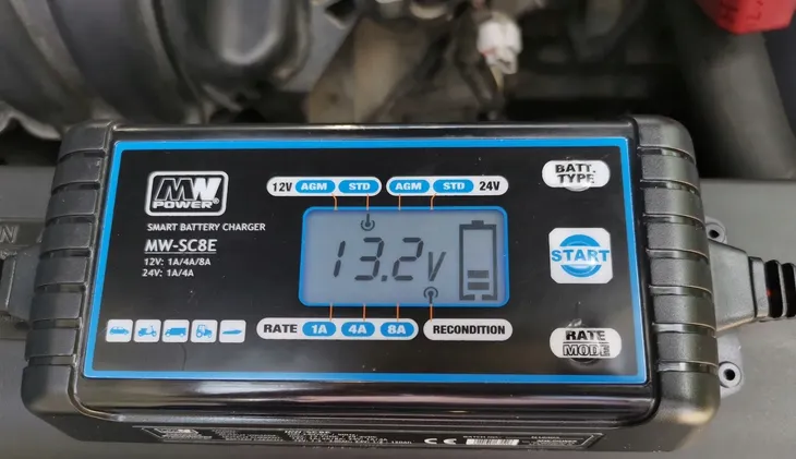 ladowarka-mw-sc8e-mw-power-waga-z-opakowaniem-1-kg-stan-nowy-model-mw-sc8e