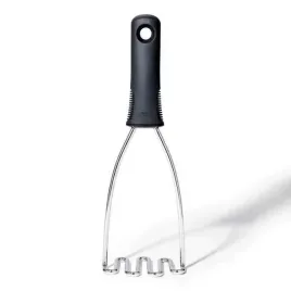 oxo-tluczek-stalowy-do-ziemniakow-good-grips