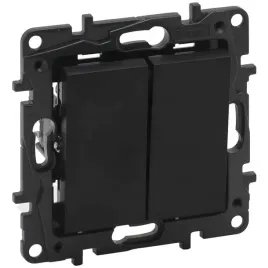 legrand-niloe-step-lacznik-swiecznikowy-10-ax-czarny-863505