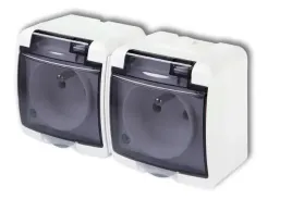 karlik-junior-gniazdo-podwojne-z-u-klapka-dymna-bialy-ip54-ghe-2d