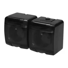 karlik-junior-gniazdo-podwojne-z-u-czarne-klapka-dymna-ip54-12ghe-2dp