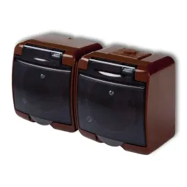 karlik-junior-gniazdo-podwojne-brazowe-z-u-klapka-dymna-ip54-4ghe-2d