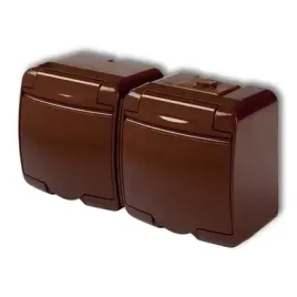 karlik-junior-gniazdo-podwojne-brazowe-z-u-klapka-brazowa-ip54-4ghe-2