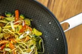 zwilling-joy-plus-wok-30-cm-joy-plus-stan-nowy-informacje-dodatkowe-mozliwosc-uzywania-na-kuchni-indukcyjnej-pokrywka-w-zestawie