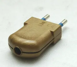 zlota-wtyczka-do-przewodu-elektrycznego