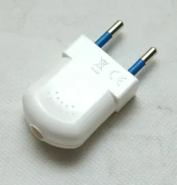 biala-wtyczka-do-przewodu-elektrycznego