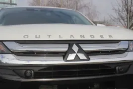 emblemat-na-maske-napis-mitsubishi-outlander