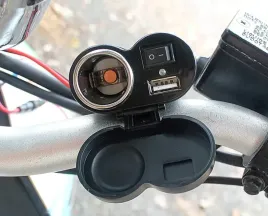ladowarka-zasilacz-motocykl-skuter-2x-usb-5v-2-1a