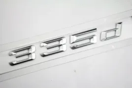 bmw-emblemat-335d-napis-litery-na-klape