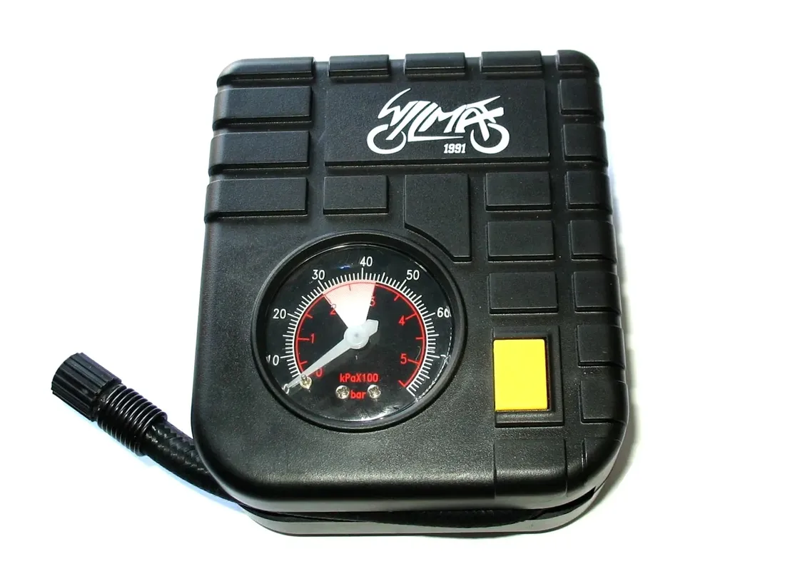 kompresor-do-gniazda-zapalniczki-i-akumulatora-do-motocykla-w-etui-12v-stan-nowy