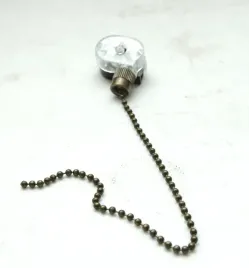 wylacznik-lancuszkowy-pociagany-do-lamp-patyna