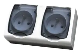 madera-bialy-n-t-gniazdo-podwojne-z-uziemieniem-2x2p-z-ip44-klapka-dymna