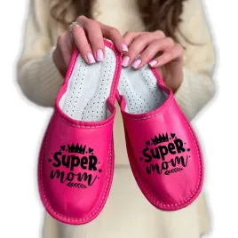 kapcie-damskie-z-napisem-super-mom-wygodne-stylowe-domowe-prezent-dla-mamy