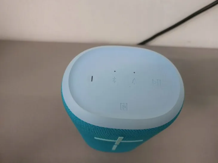 glosnik-ultimate-ears-everboom-niebieski-kolor-niebieski