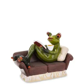figura-zaba-zabka-czyta-i-je-na-sofie-relaksuje-sie-ozdoba-smieszna-figurka