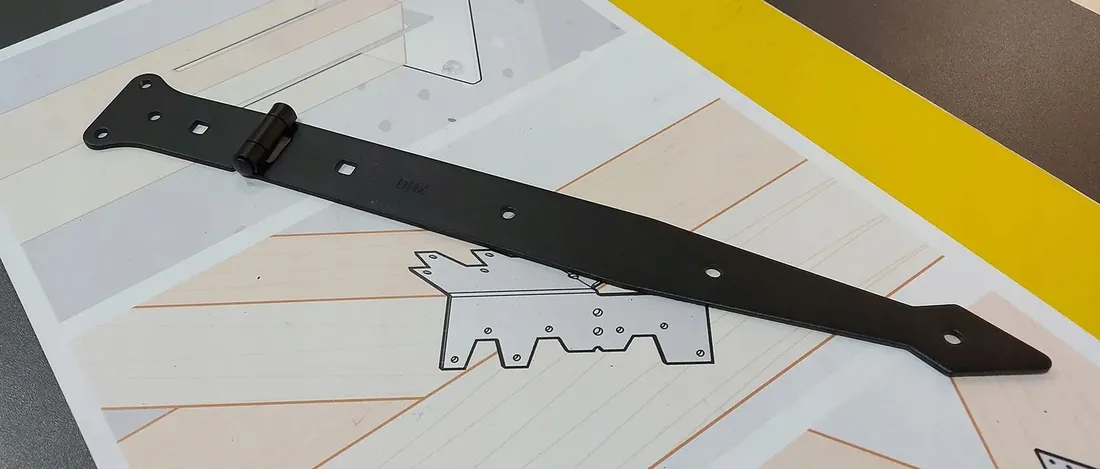 zawias-ozdobny-do-furtek-pasowy-malowany-290x55-mm