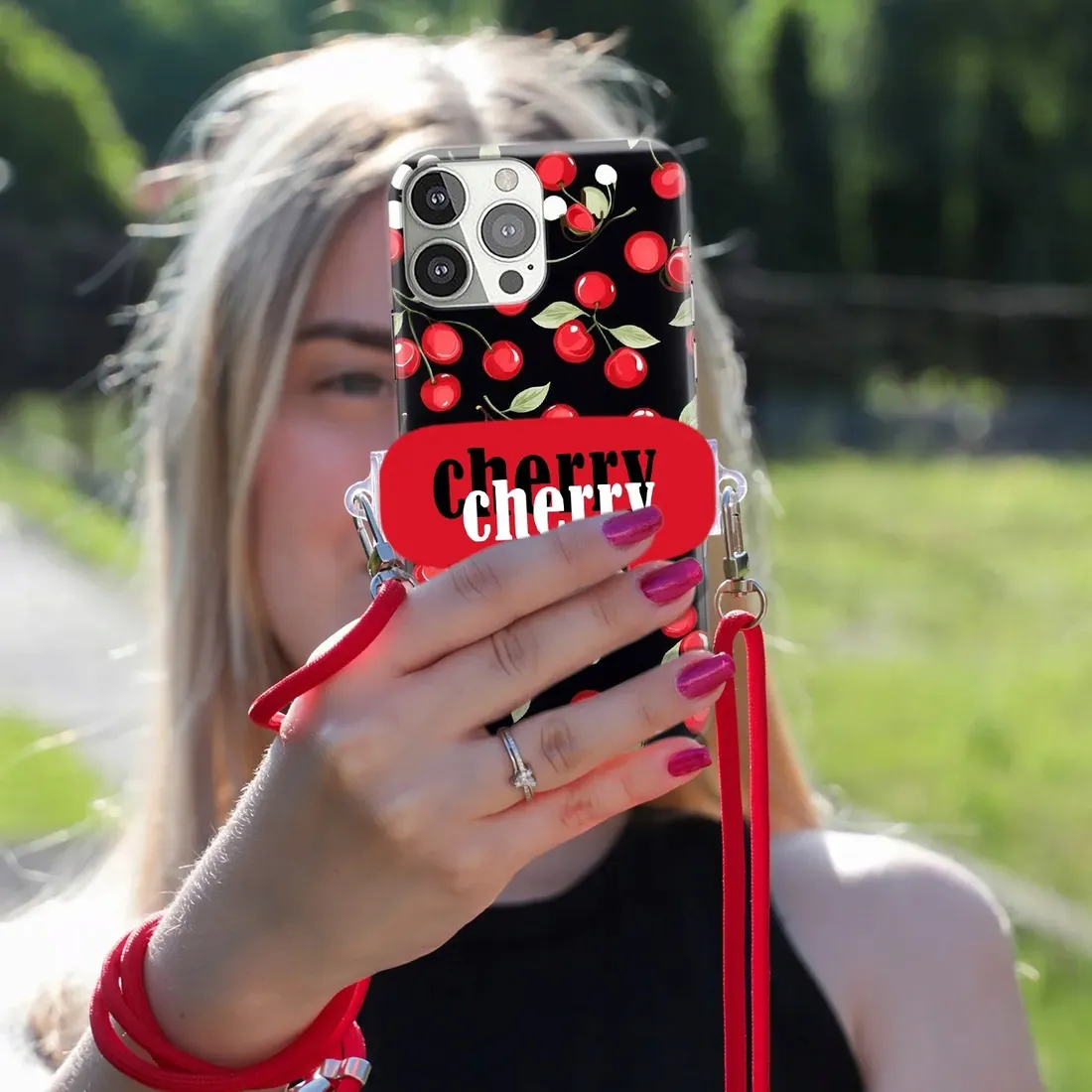 etui-do-iphone-13-pro-czerwony-sznurek-uchwyt-cherry-cherry-urocze-classy