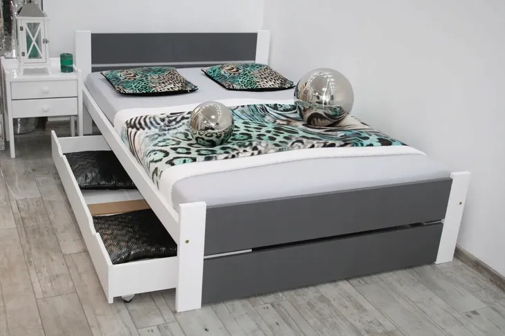 lozko-drewniane-lea-120x200-biale-szare-stelaz-materac-piankowy-stan-nowy-marka-maxi-drew