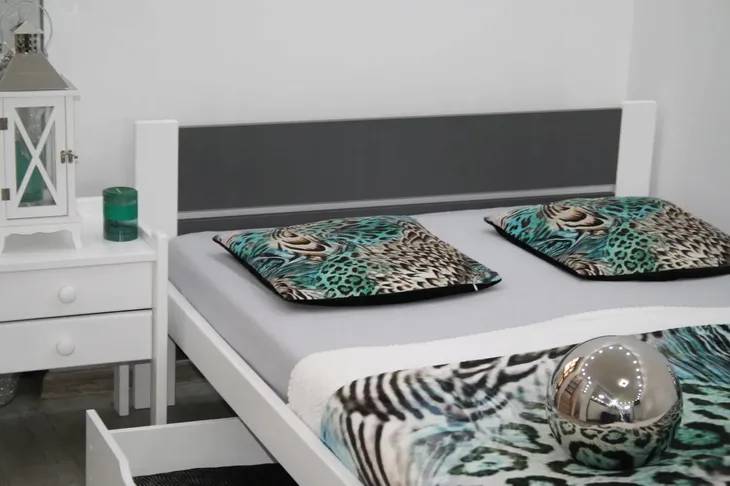 lozko-drewniane-lea-120x200-biale-szare-stelaz-materac-piankowy-stan-nowy-rodzaj-lozka-podwojne