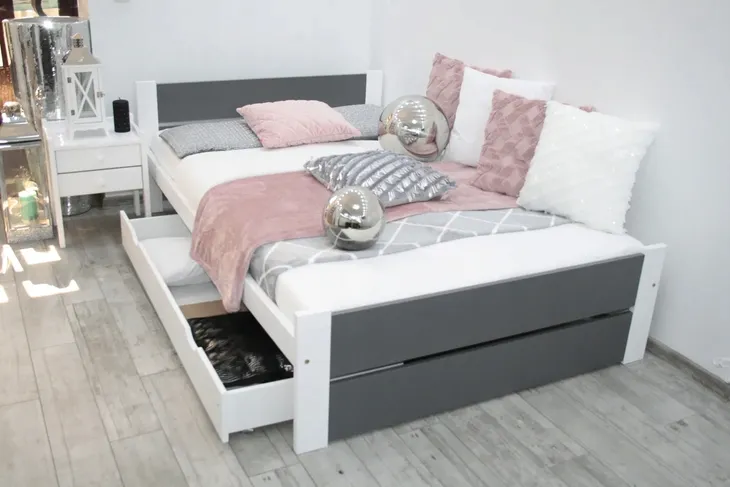 lozko-drewniane-lea-120x200-biale-szare-stelaz-materac-piankowy-stan-nowy-wysokosc-mebla-65-cm