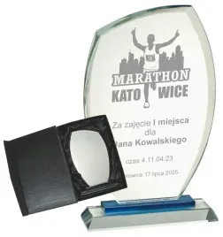 elegancka-i-masywna-statuetka-szklana-z-dowolnym-grawerem-laserowym-19-cm