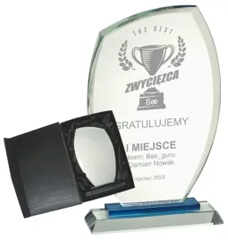 elegancka-i-masywna-statuetka-szklana-z-dowolnym-grawerem-laserowym-22-cm