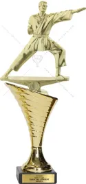 piekny-zloty-puchar-z-figurka-karate-sporty-walki-32-cm-grawer-gratis