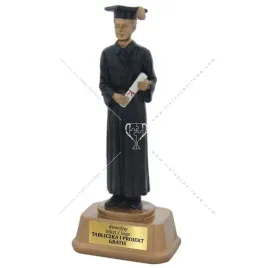 statuetka-odlewana-absolwent-22-cm-grawer-gratis