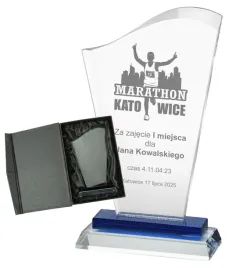 wysoka-i-nowoczesna-statuetka-szklana-z-dowolnym-grawerem-laserowym-20-cm