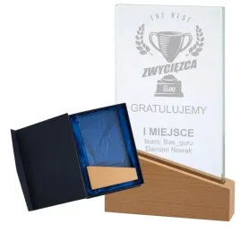 statuetka-szklana-z-drewniana-podstawa-z-dowolnym-grawerem-laserowym-23-cm