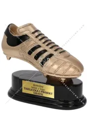 statuetka-odlewana-pilka-nozna-but-17cm-grawer-gratis